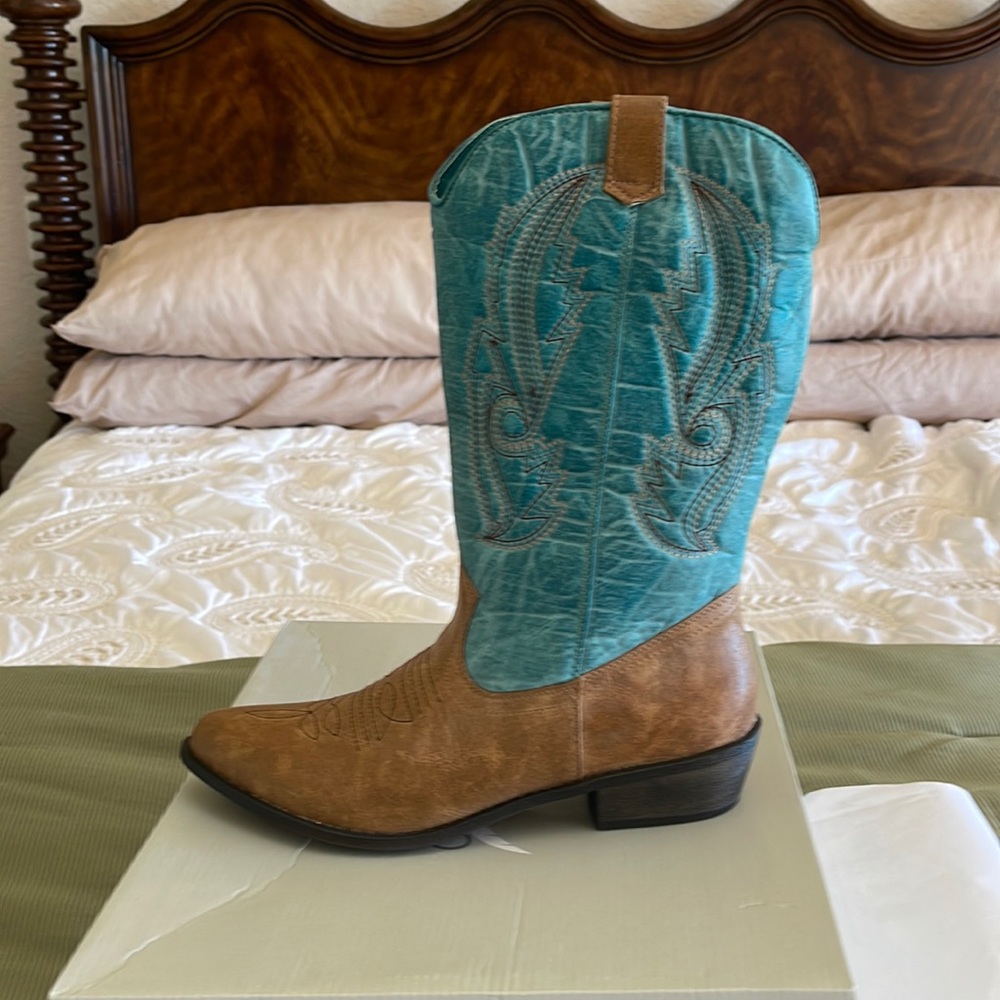 Coconut brand boots. Never been worn size 9 originally $90.